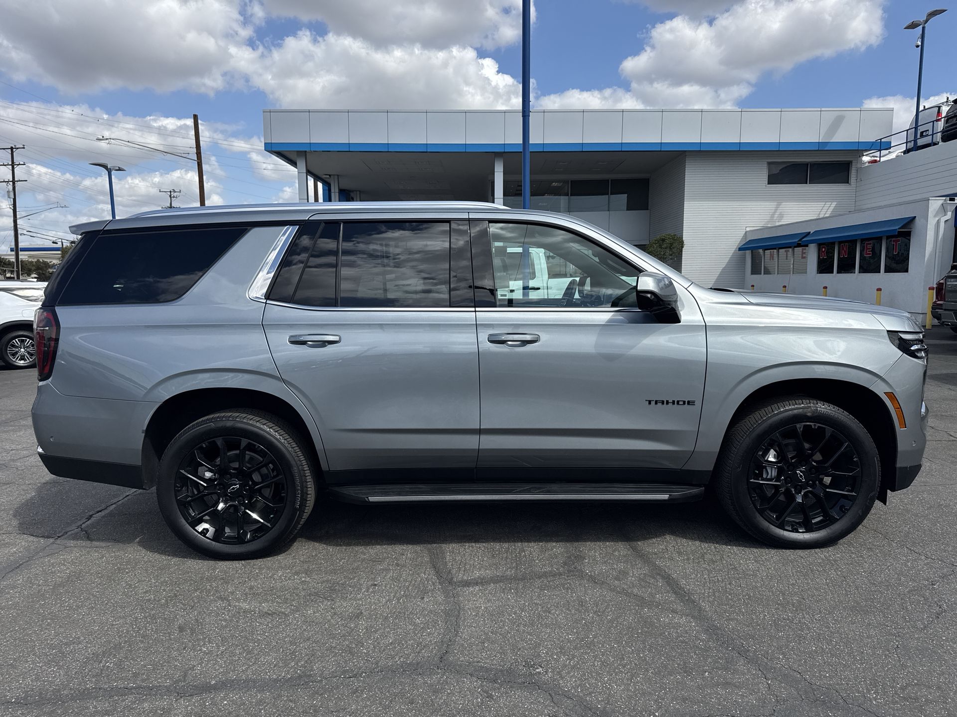 2025 Chevrolet Tahoe LS photo 4