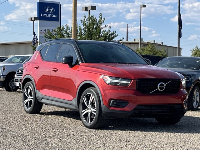 2021 Volvo XC40 R-Design photo 4