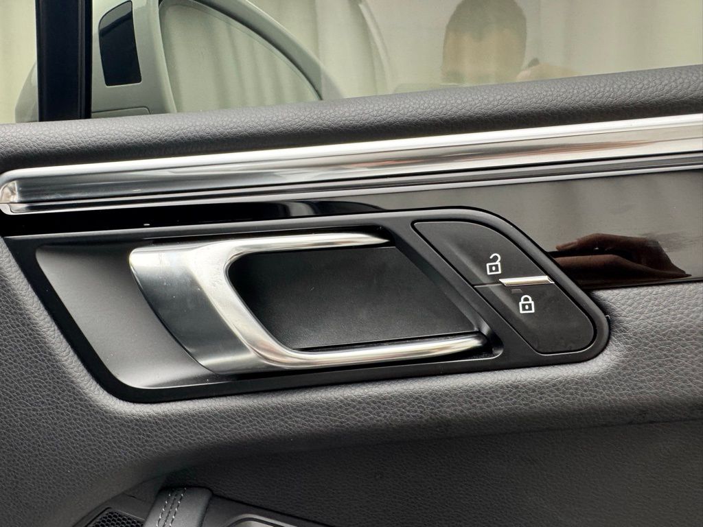 2022 Porsche Macan Base photo 16