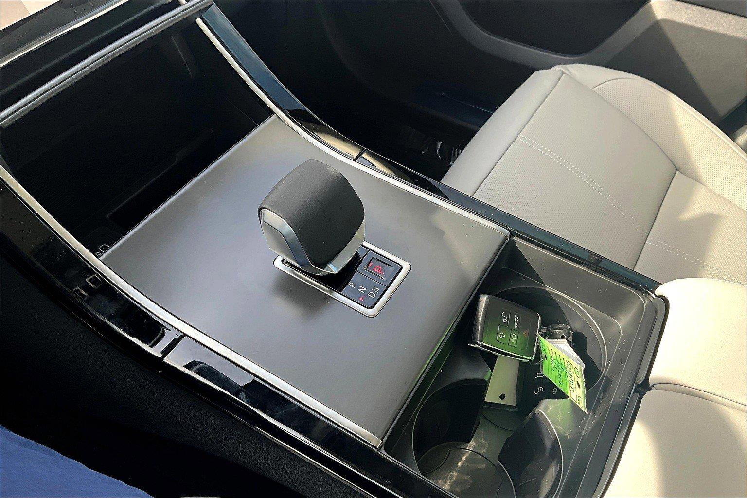 2025 Land Rover Range Rover Velar SE photo 8
