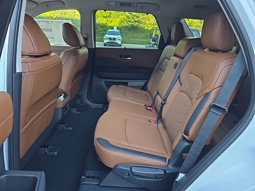 2025 Nissan Pathfinder Platinum photo 7
