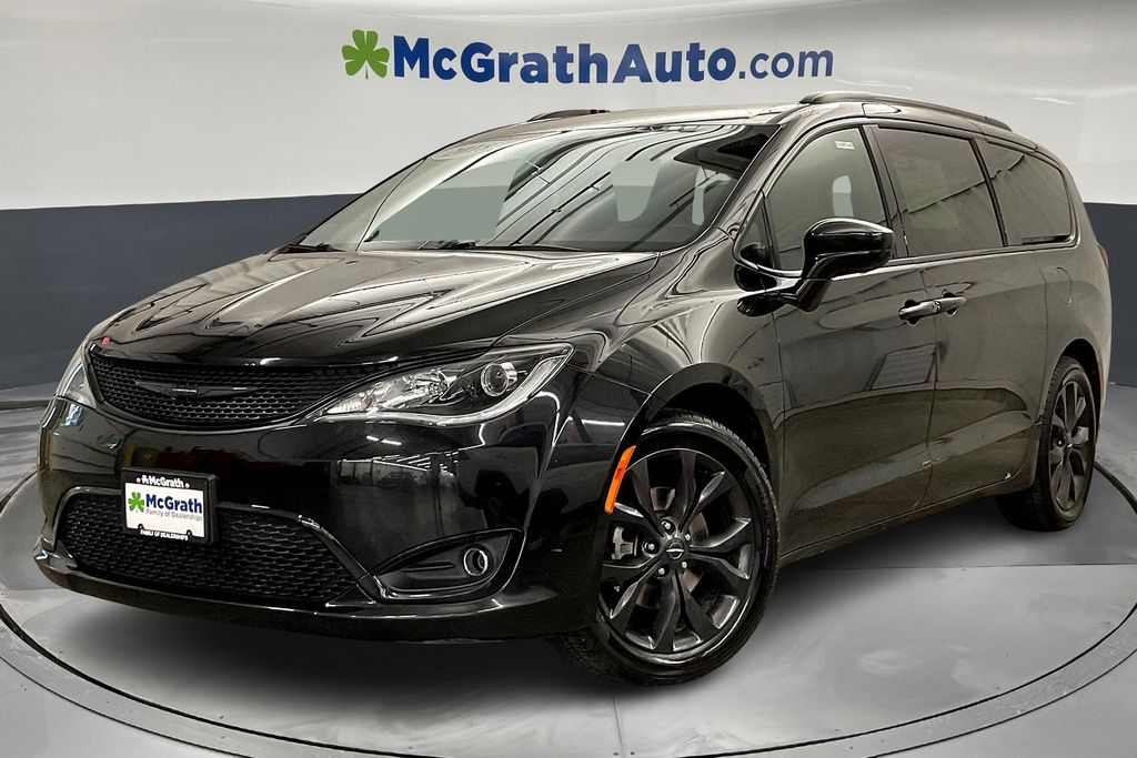 2018 Chrysler Pacifica Touring L photo 2