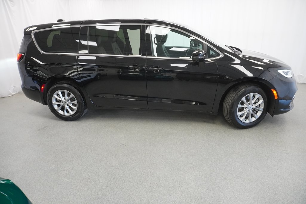 2025 Chrysler Pacifica photo 8