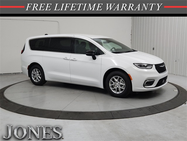 2026 Chrysler Pacifica Select's photo