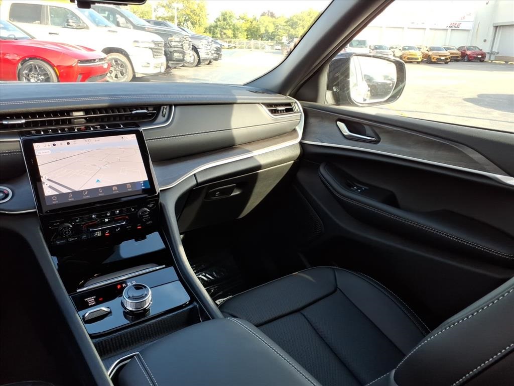 2025 Jeep Grand Cherokee Limited photo 11