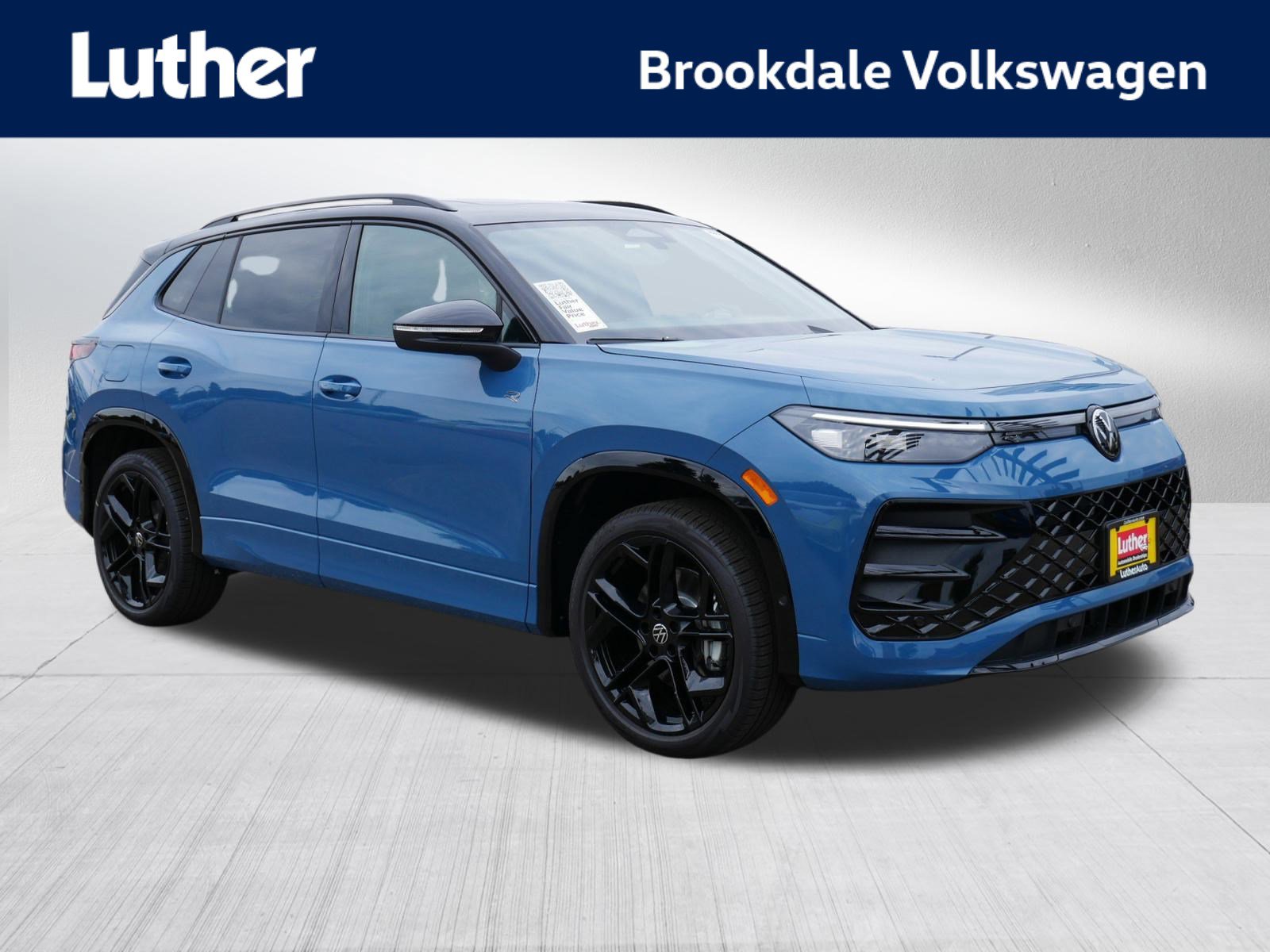 2025 Volkswagen Tiguan SE R-LINE BLACK's photo