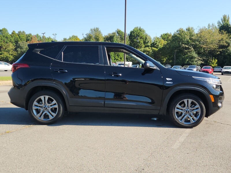 2023 Kia Seltos LX photo 2