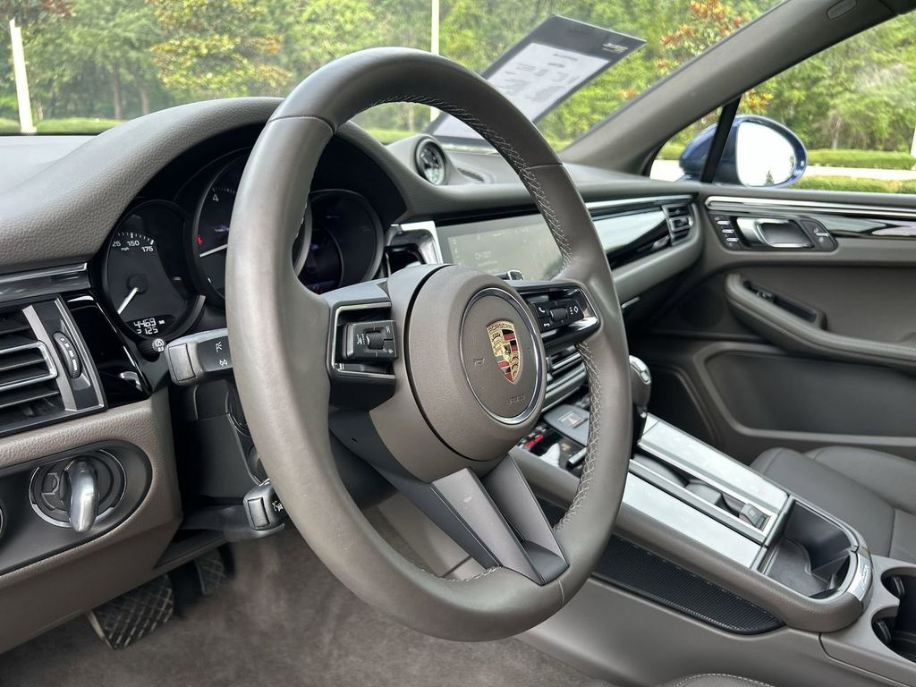 2025 Porsche Macan Base photo 18