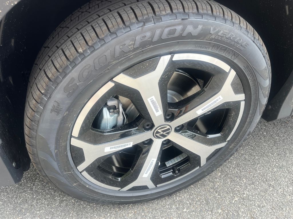 2025 Volkswagen Tiguan SE photo 2