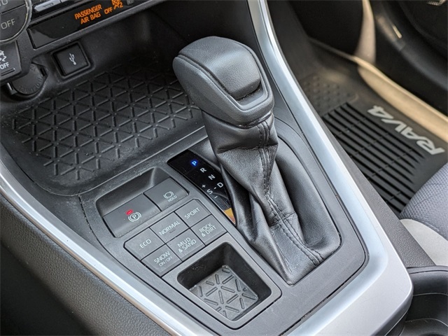 2020 Toyota RAV4 XLE photo 21