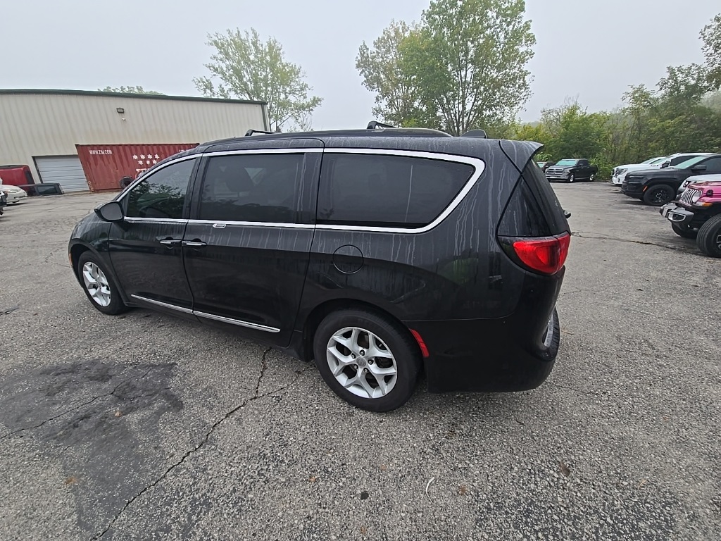 2017 Chrysler Pacifica Touring L photo 4