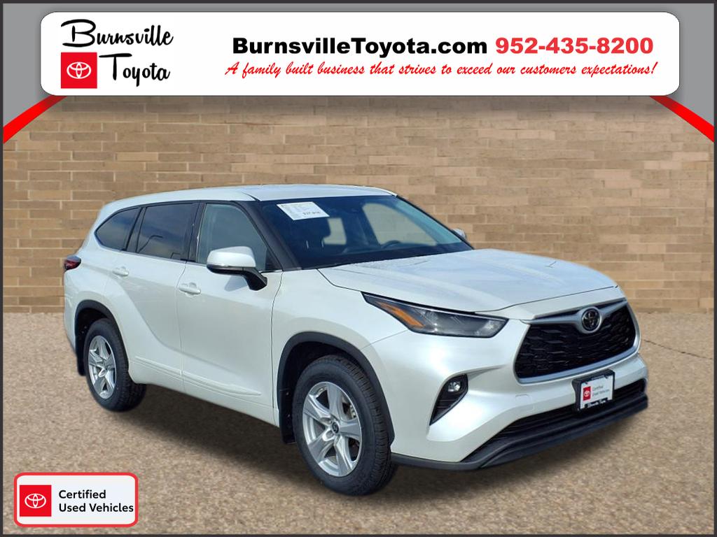 2022 Toyota Highlander LE's photo