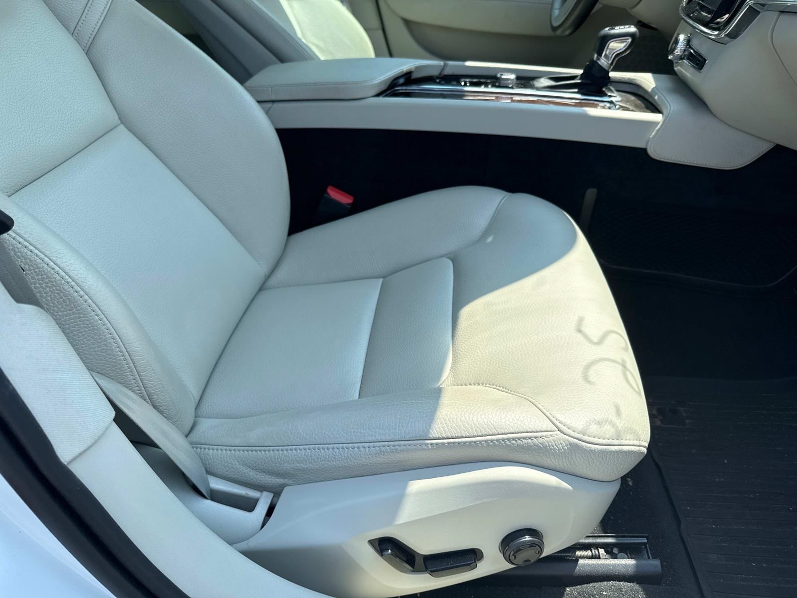 2018 Volvo S90 T6 Momentum photo 4