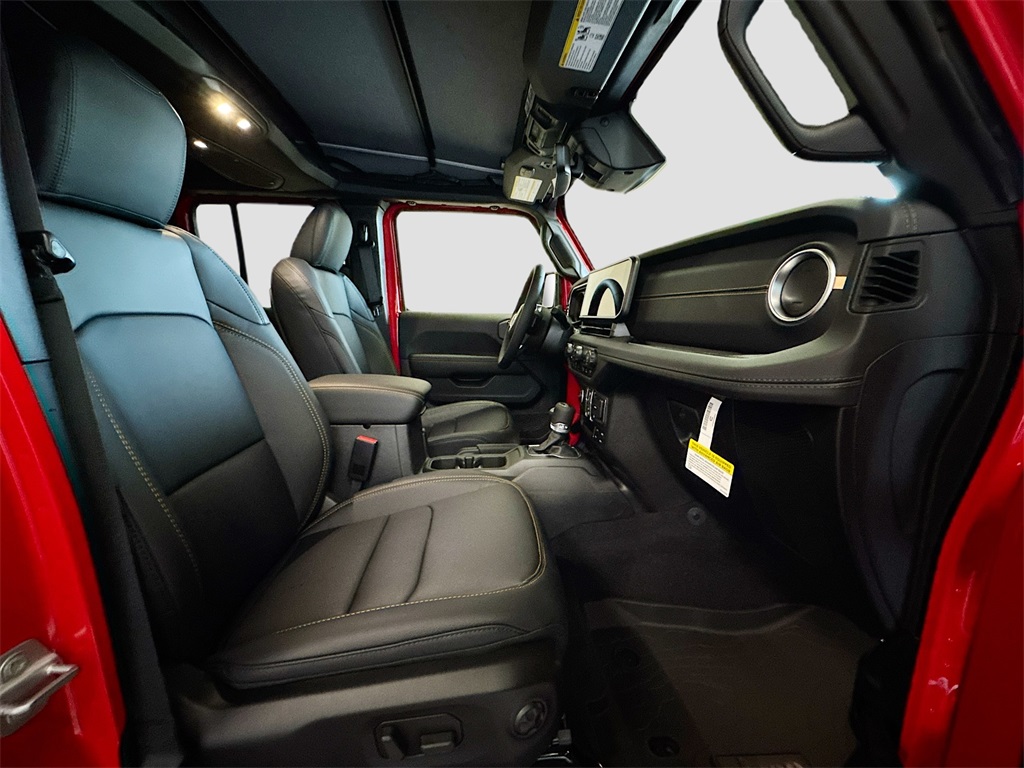 2025 Jeep Wrangler Sahara photo 9