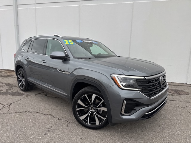 Used 2025 Volkswagen Atlas SEL Premium R-Line with VIN 1V2FR2CA5SC556904 for sale in Kansas City