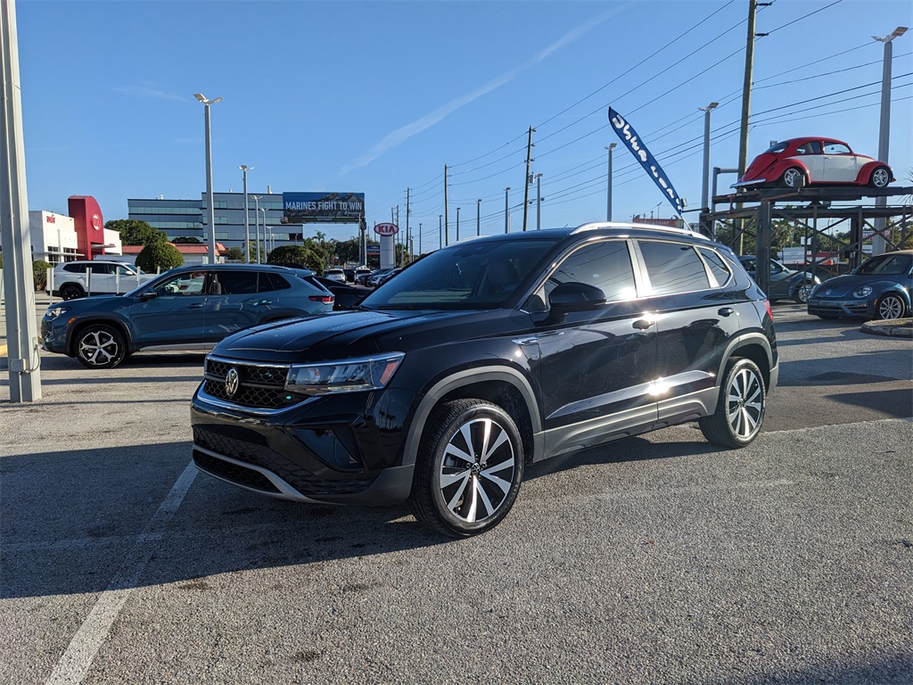 2024 Volkswagen Taos SE photo 2