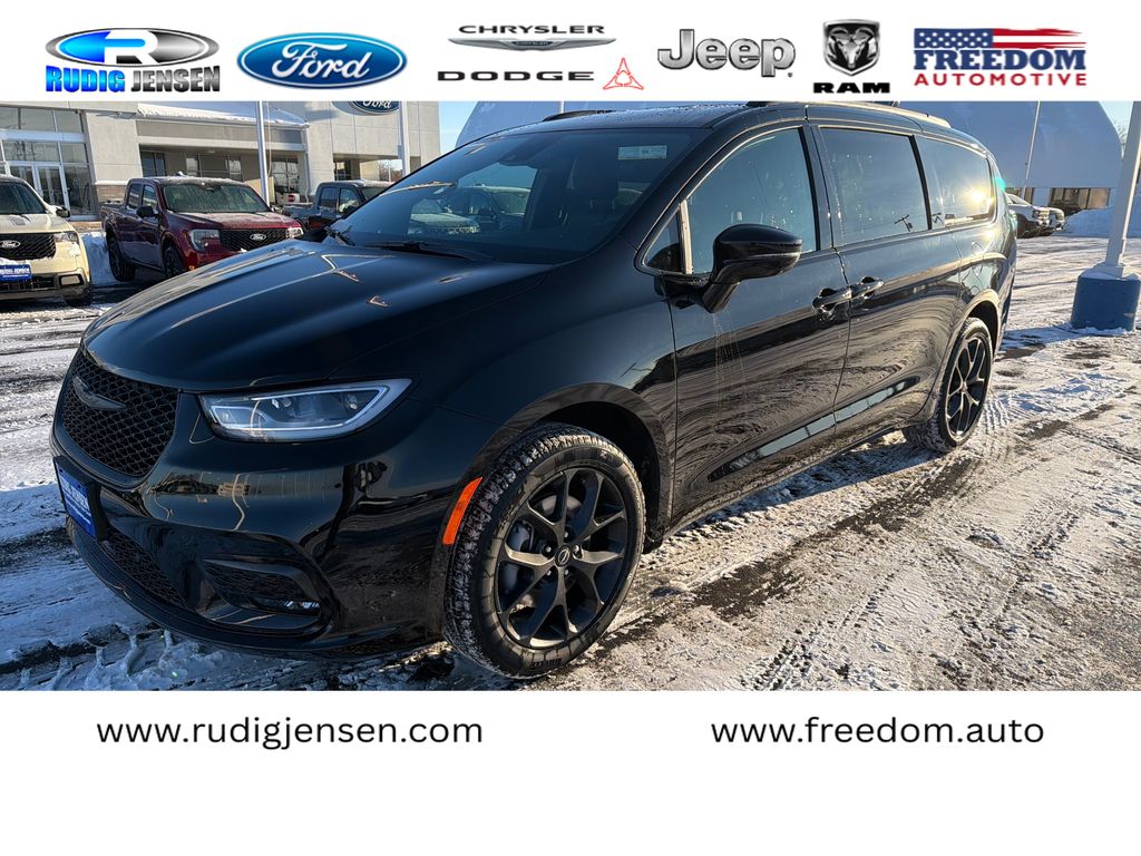 2026 Chrysler Pacifica Select's photo