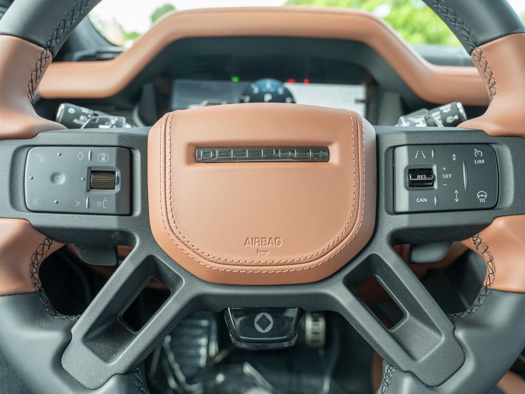 2025 Land Rover Defender 110 V8 photo 14