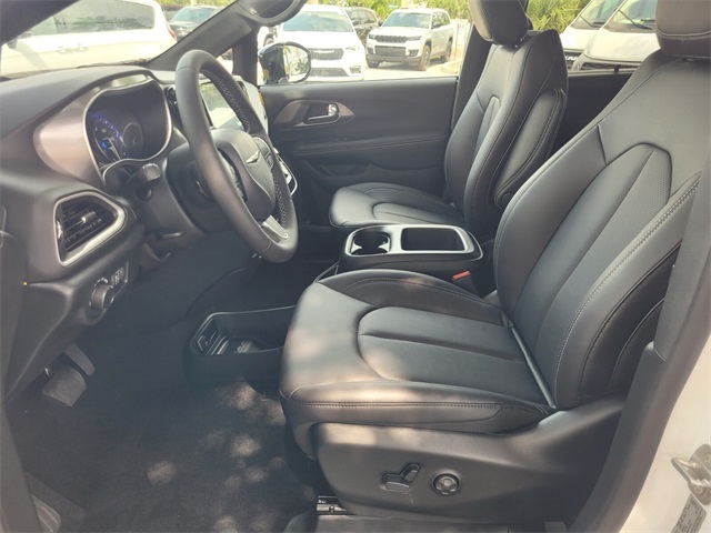 2026 Chrysler Voyager LX photo 3