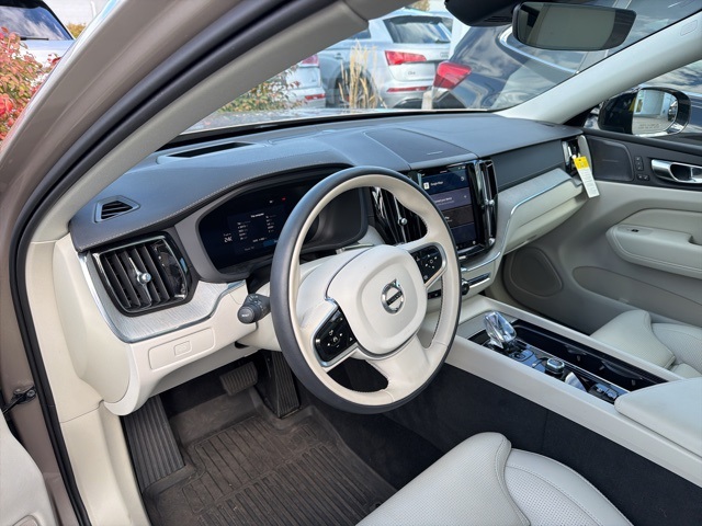 2025 Volvo XC60 B5 photo 5
