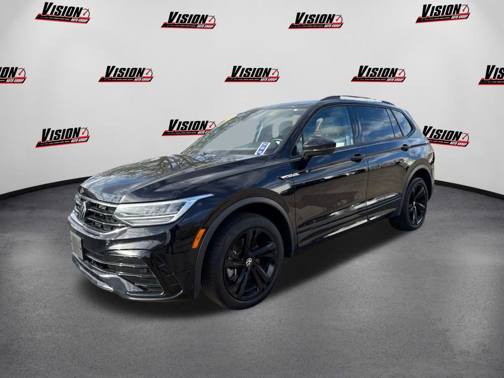 2023 Volkswagen Tiguan SE R-LINE BLACK's photo