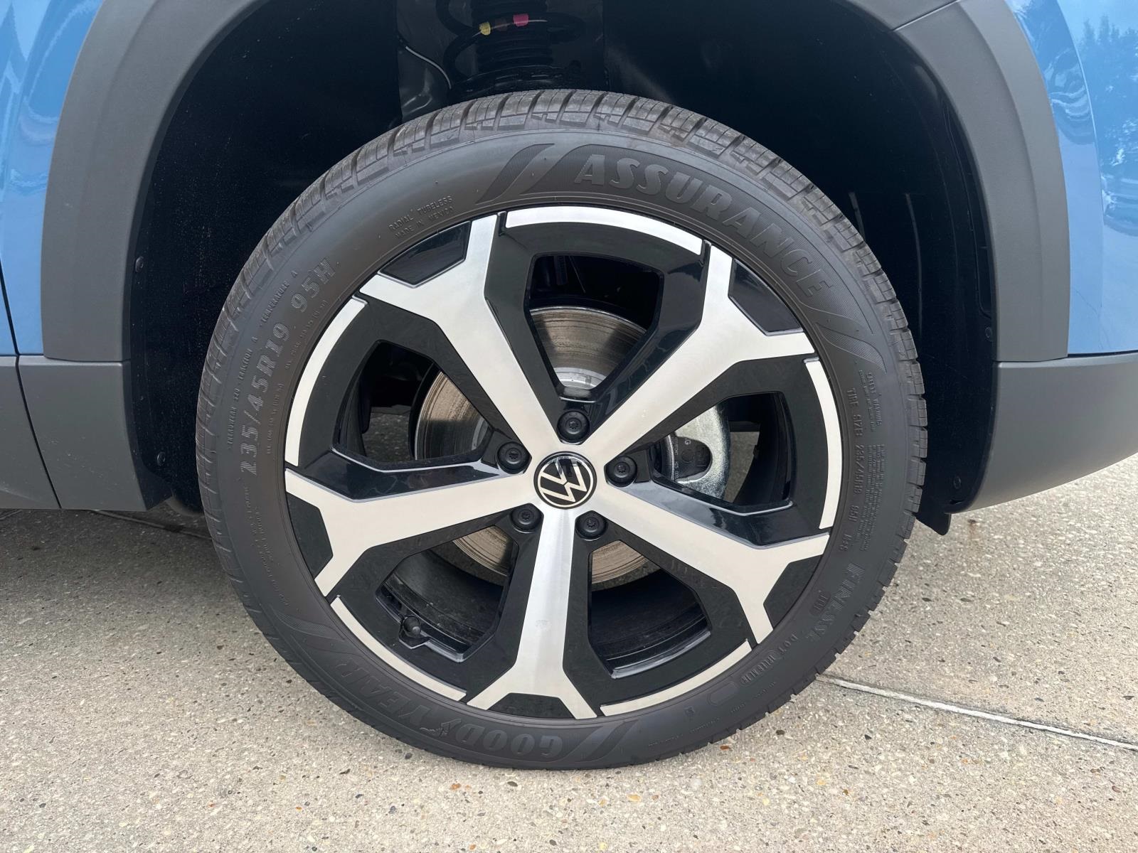 2025 Volkswagen Taos SEL photo 3
