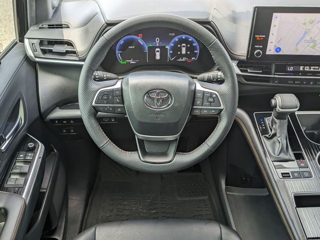 2025 Toyota Sienna Woodland Edition photo 15
