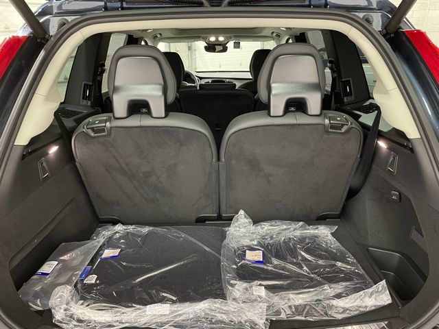 2025 Volvo XC90 T8 Plus photo 9