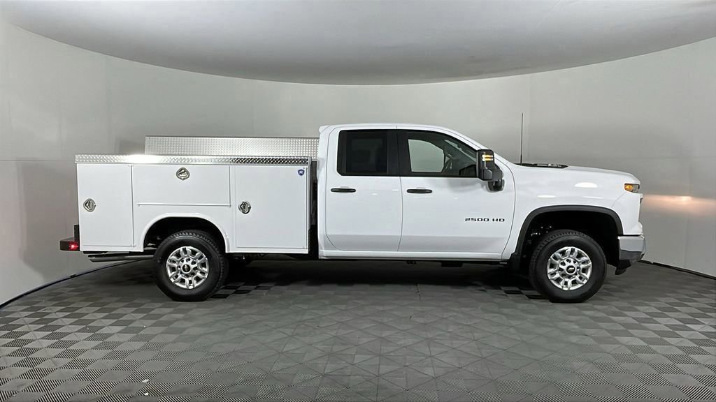 2025 Chevrolet Silverado 2500HD photo 2