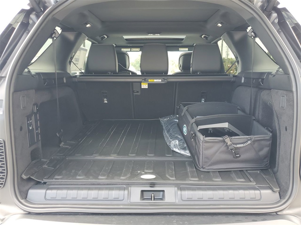 2025 Land Rover Discovery S photo 4
