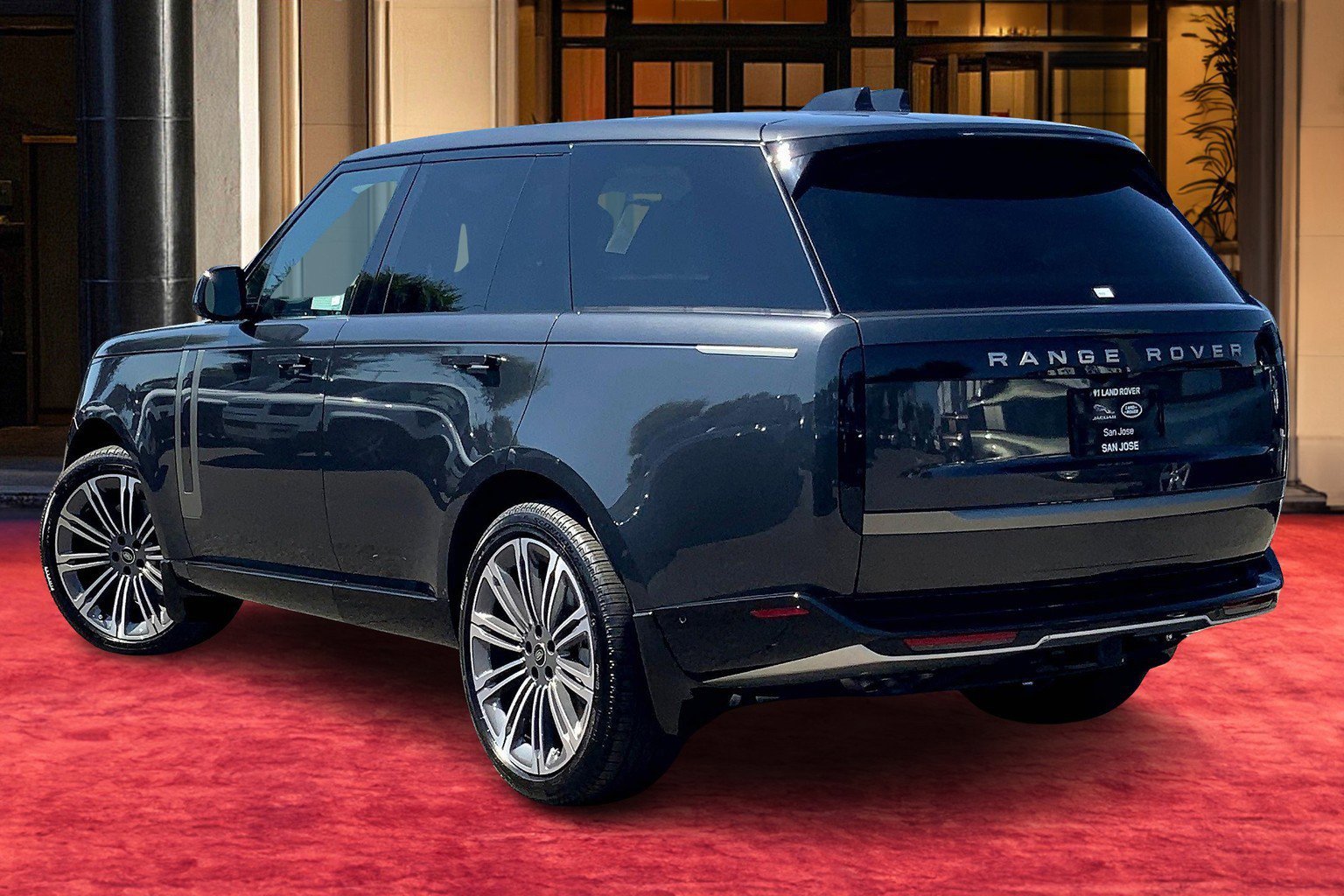 2025 Land Rover Range Rover SE photo 3