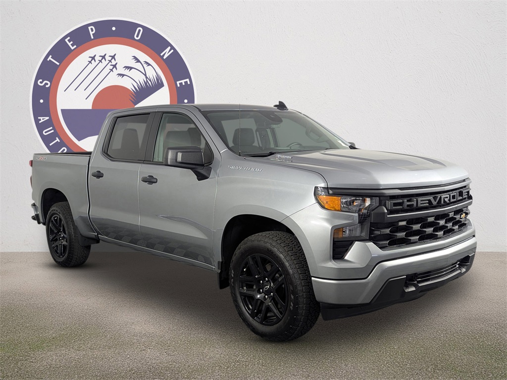 2025 Chevrolet Silverado 1500 Custom photo 2