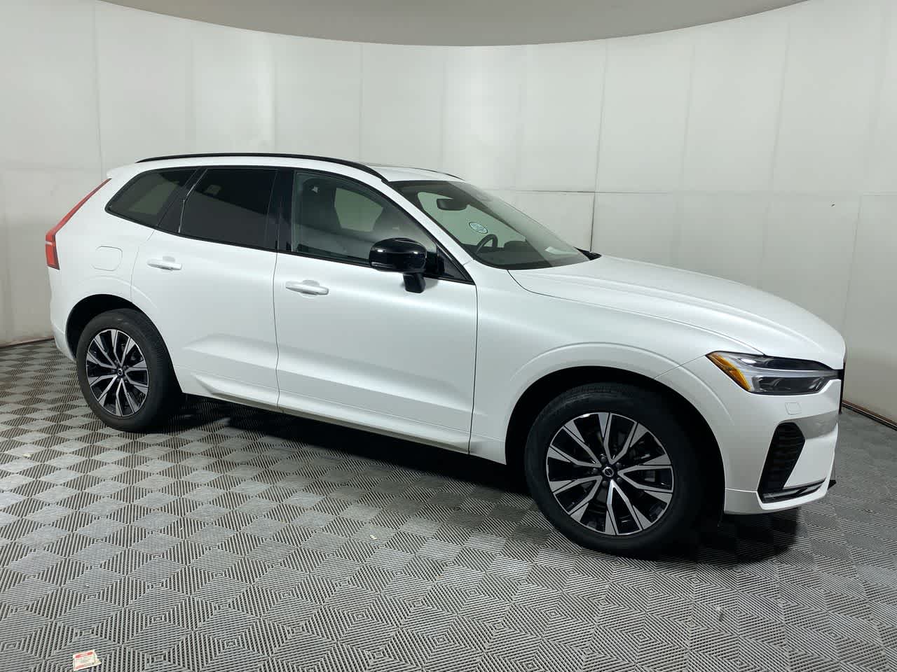 2024 Volvo XC60 Core photo 8