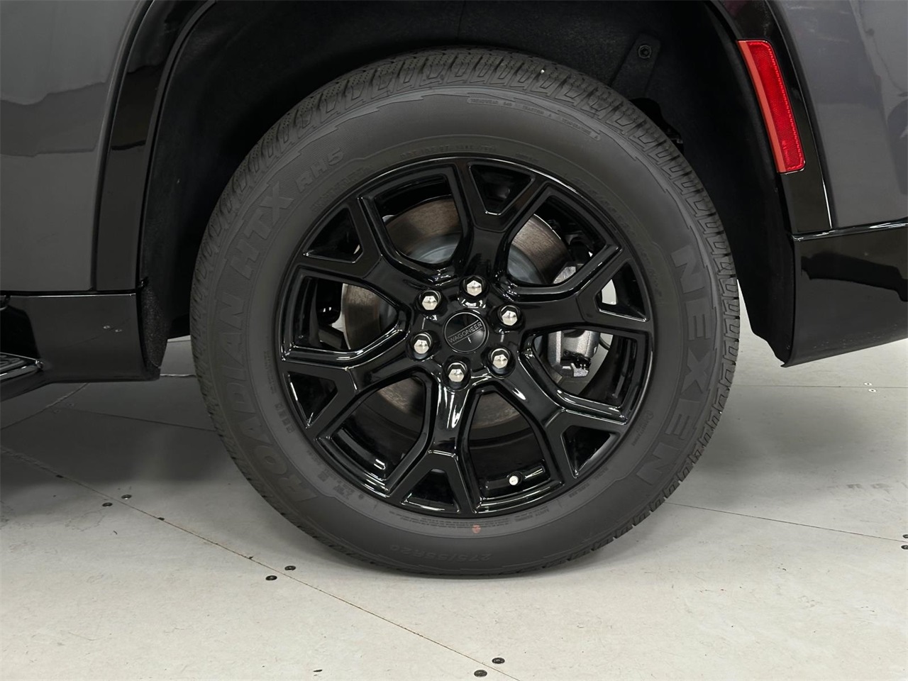2025 Jeep Wagoneer Series II Carbide photo 35