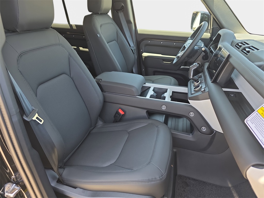 2025 Land Rover Defender 130 S photo 10