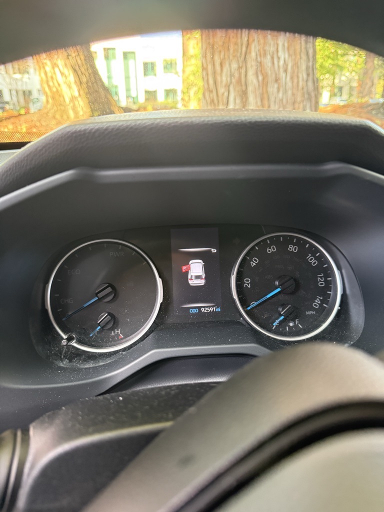 2022 Toyota RAV4 LE's photo