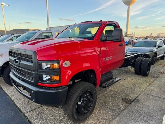 2024 Chevrolet Silverado 4500HD Work Truck photo 3