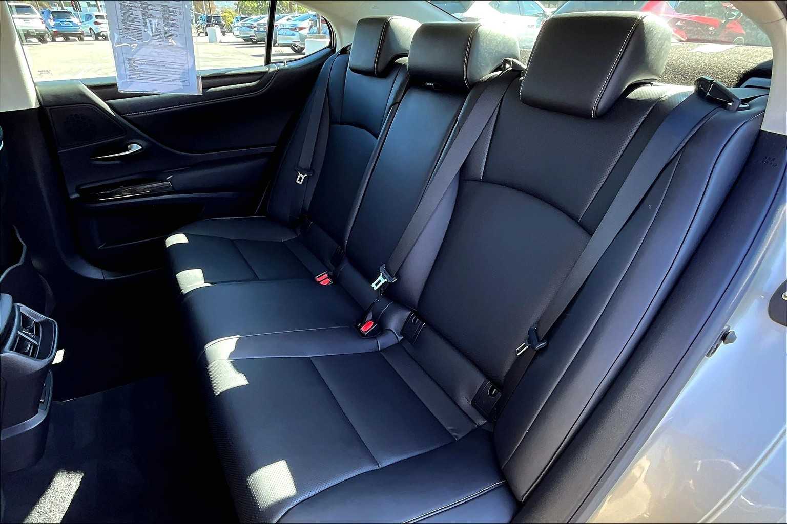2023 Lexus ES 350 photo 17