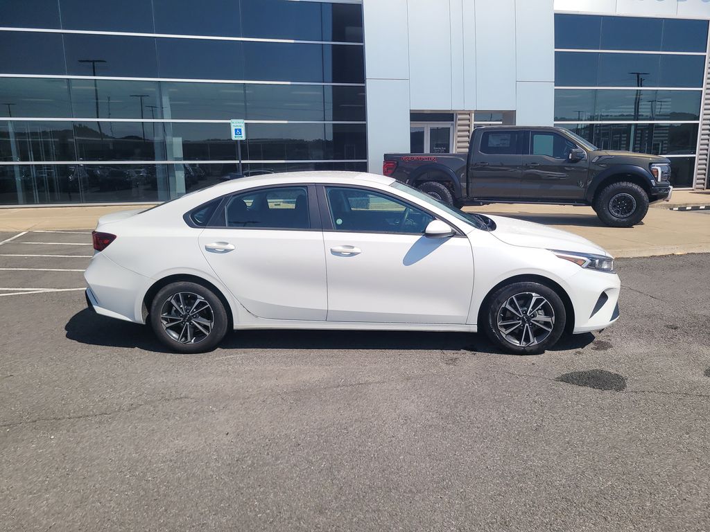 2024 Kia Forte LXS photo 2