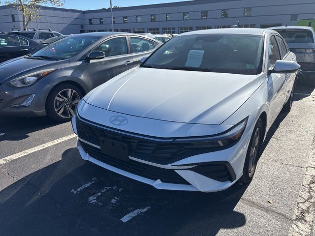 2025 Hyundai Elantra SE photo 3