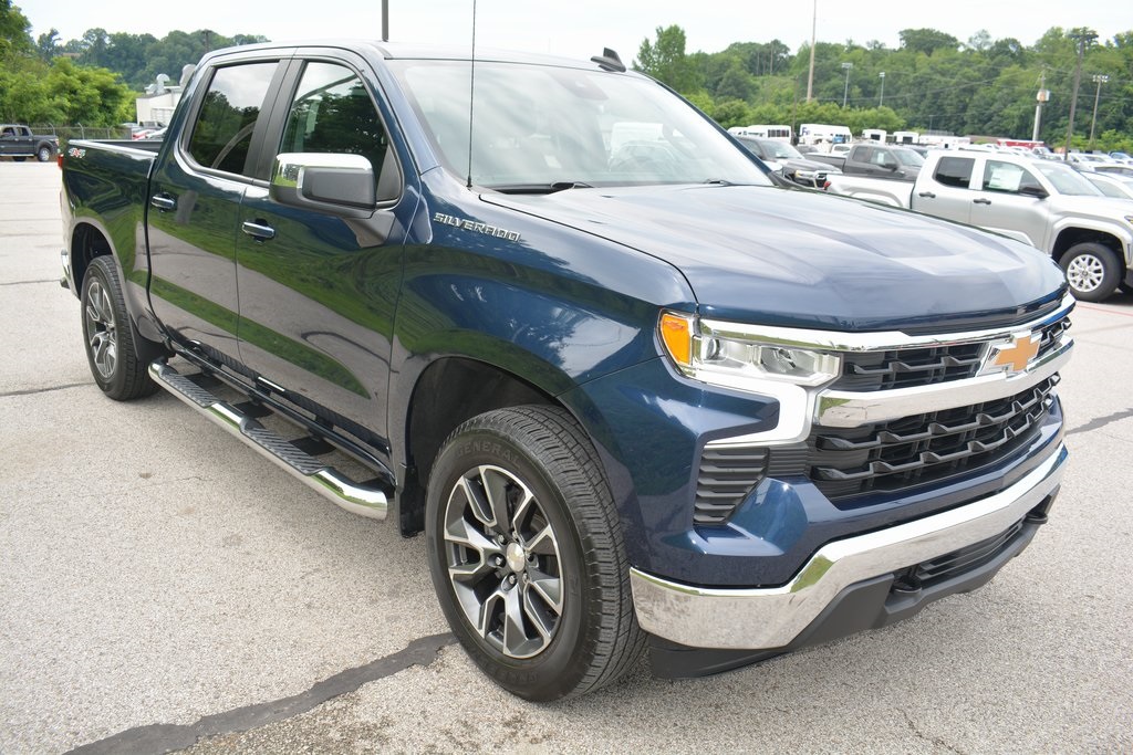2022 Chevrolet Silverado 1500 LT photo 3
