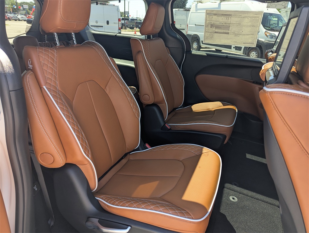 2026 Chrysler Pacifica Pinnacle photo 33