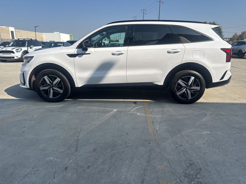 2022 Kia Sorento S photo 2