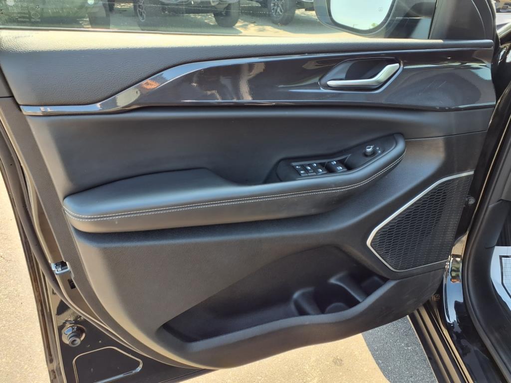2022 Jeep Grand Cherokee Laredo photo 3