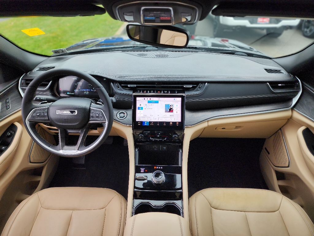 2023 Jeep Grand Cherokee Limited photo 2