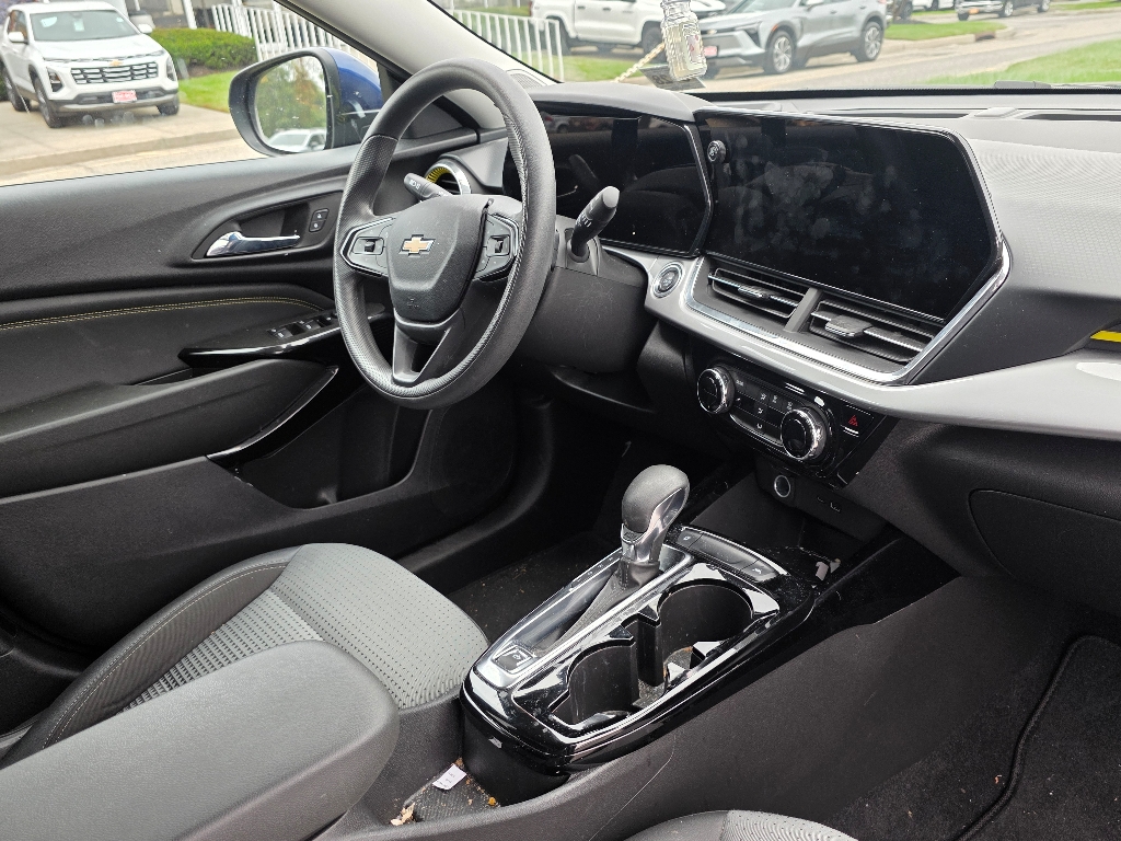 2024 Chevrolet Trax LT photo 3