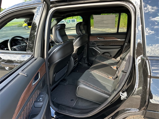 2025 Jeep Grand Cherokee Summit photo 12