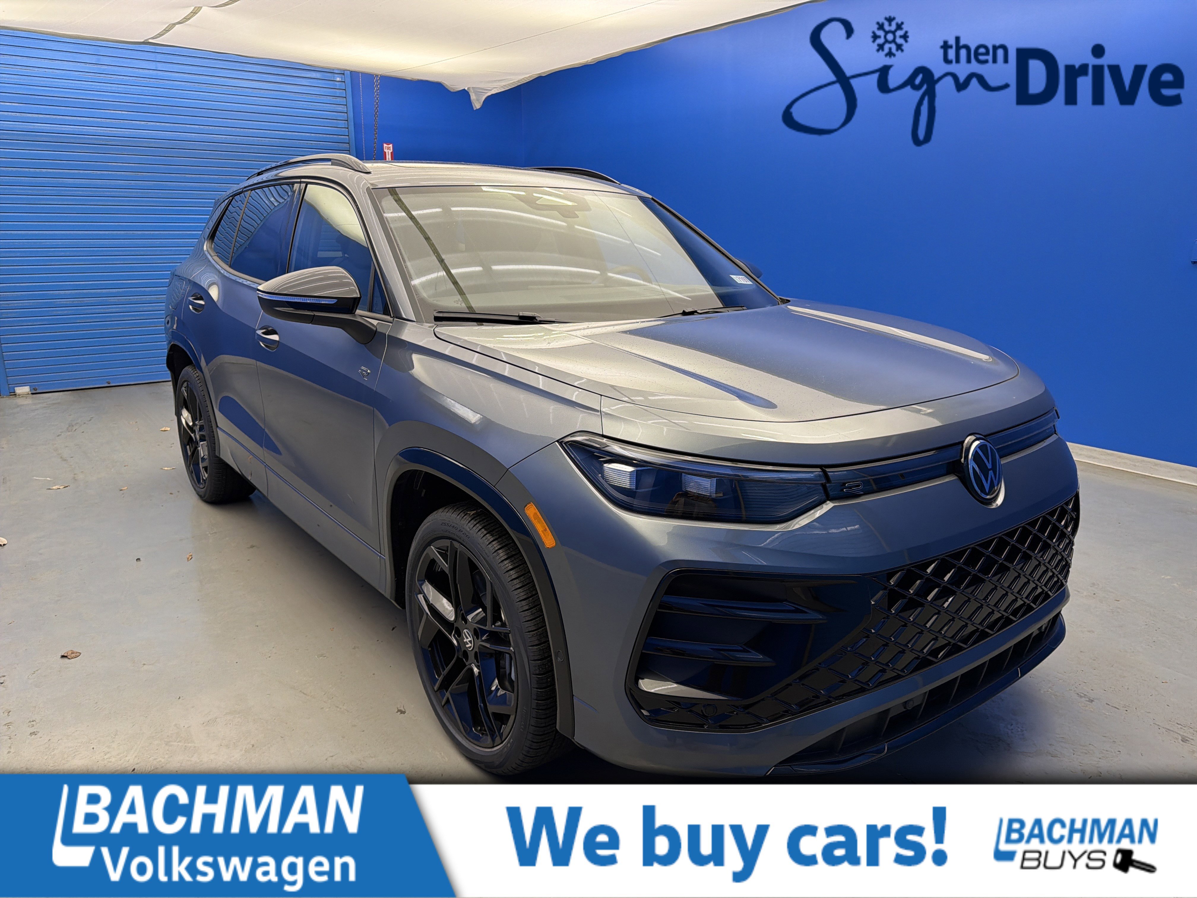 2025 Volkswagen Tiguan SE R-LINE BLACK's photo