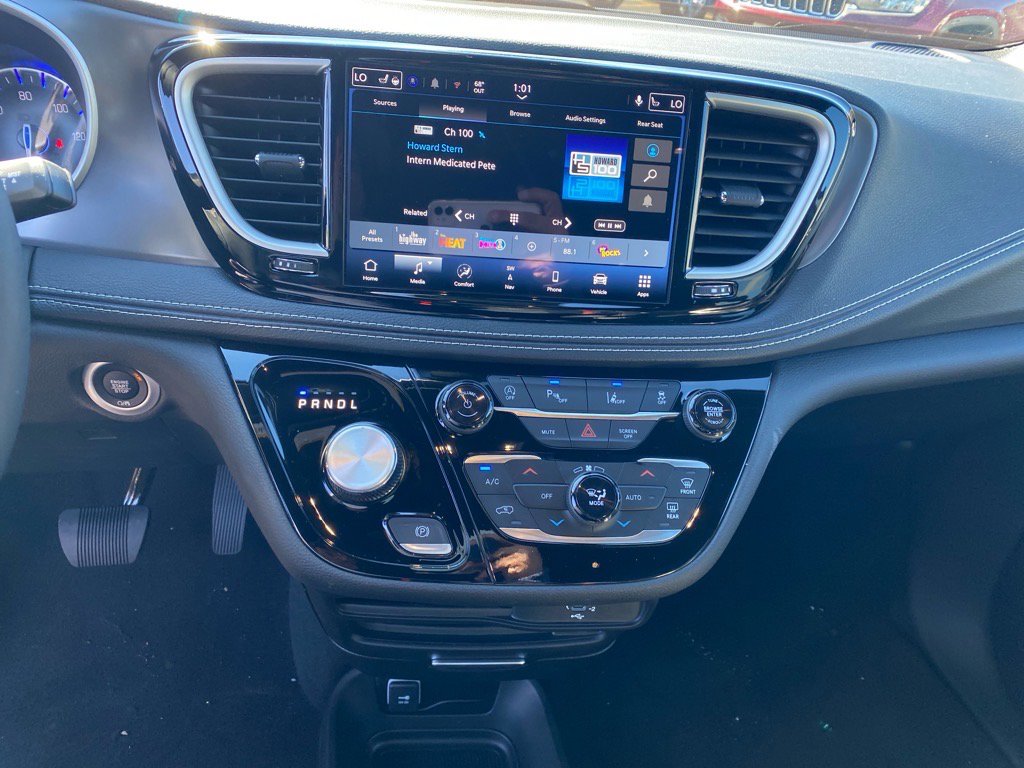 2026 Chrysler Pacifica photo 4