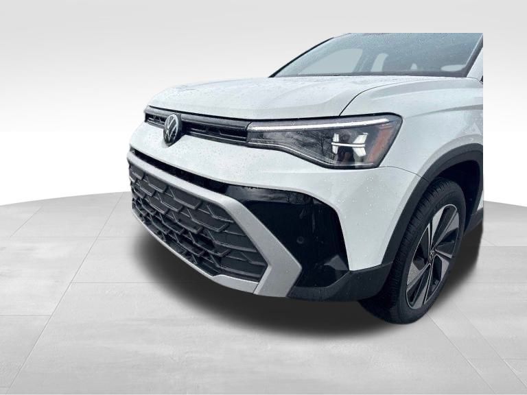 2025 Volkswagen Taos SE photo 3